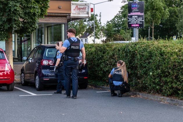 Streit zwischen zwei Gruppen in Bar eskaliert Pfefferspray im Einsatz Messer in Hecke entdeckt Am 14.07.2026 kam es gegen 20:30 Uhr in einer Bar in der Frankfurter Straße in Dreieich-Sprendlingen zu Streitigkeiten zwischen zwei Gruppen, bei denen nach Angaben der Polizei offensichtlich Pfefferspray zum Einsatz kam. Mehrere Streifenwagen trennten die Kontrahenten und stellten die Personalien fest. Eine Person mit geröteten Augen wollte sich nicht behandeln lassen, ein Rettungswagen war vor Ort, niemand musste ins Krankenhaus. Bei der anschließenden Absuche einer nahegelegenen Hecke fand die Polizei ein Messer, dessen möglicher Zusammenhang mit der Tat derzeit ermittelt wird. Dreieich Sprendlingen Hessen Deutschland *** Altercatio