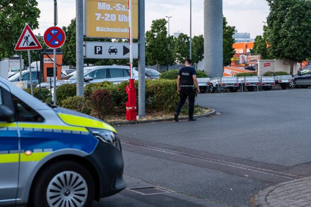 Streit zwischen zwei Gruppen in Bar eskaliert Pfefferspray im Einsatz Messer in Hecke entdeckt Am 14.07.2026 kam es gegen 20:30 Uhr in einer Bar in der Frankfurter Straße in Dreieich-Sprendlingen zu Streitigkeiten zwischen zwei Gruppen, bei denen nach Angaben der Polizei offensichtlich Pfefferspray zum Einsatz kam. Mehrere Streifenwagen trennten die Kontrahenten und stellten die Personalien fest. Eine Person mit geröteten Augen wollte sich nicht behandeln lassen, ein Rettungswagen war vor Ort, niemand musste ins Krankenhaus. Bei der anschließenden Absuche einer nahegelegenen Hecke fand die Polizei ein Messer, dessen möglicher Zusammenhang mit der Tat derzeit ermittelt wird. Dreieich Sprendlingen Hessen Deutschland *** Altercatio