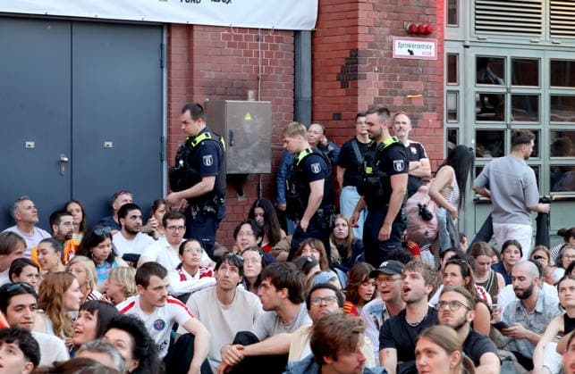 14.07.2026, Berlin - Deutschland. Fußball-WM der Männer, Halbfinale Frankreich vs Spanien, Polizei ist anwesend in der Kulturbrauerei. *** July 14, 2026, Berlin, Germany: Men s World Cup, Semifinal: France vs. Spain; police are present at the Kulturbrauerei