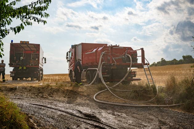 35 Rundballen in Vollbrand Am 14.07.2026 gerieten in Oberstreit gegen 15:15 Uhr 35 Rundballen in Vollbrand. Die Feuerwehr Oberstreit und die Stützpunktwehr Waldböckelheim rückten mit mehreren Tanklöschfahrzeugen der VG Rüdesheim an, die starke Rauchentwicklung führte zur Sperrung der Landesstraße L234. Der betroffene Landwirt unterstützte die Löscharbeiten mit seinem eigenen Teleskoplader. Wehrleiter Christian Vollmer sprach von Einsatzkräften am Limit, da es der dritte Brandeinsatz des Tages war, die Brandursache war zum Zeitpunkt noch unklar, die Polizei ermittelt. Oberstreit rheinland-Pfalz Deutschland *** 35 Round Bales Ablaze On July 14, 2026, at around 3:15 p.m., 35 round bales caught fire in Oberstreit. The Oberstreit Fire