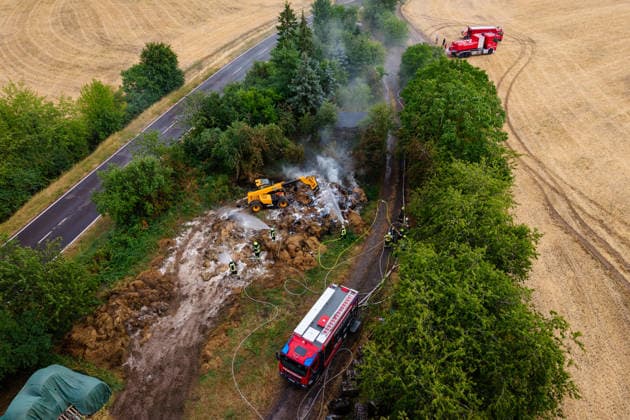 35 Rundballen in Vollbrand Am 14.07.2026 gerieten in Oberstreit gegen 15:15 Uhr 35 Rundballen in Vollbrand. Die Feuerwehr Oberstreit und die Stützpunktwehr Waldböckelheim rückten mit mehreren Tanklöschfahrzeugen der VG Rüdesheim an, die starke Rauchentwicklung führte zur Sperrung der Landesstraße L234. Der betroffene Landwirt unterstützte die Löscharbeiten mit seinem eigenen Teleskoplader. Wehrleiter Christian Vollmer sprach von Einsatzkräften am Limit, da es der dritte Brandeinsatz des Tages war, die Brandursache war zum Zeitpunkt noch unklar, die Polizei ermittelt. Oberstreit rheinland-Pfalz Deutschland *** 35 Round Bales Ablaze On July 14, 2026, at around 3:15 p.m., 35 round bales caught fire in Oberstreit. The Oberstreit Fire