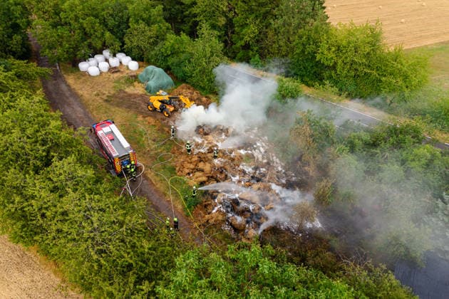 35 Rundballen in Vollbrand Am 14.07.2026 gerieten in Oberstreit gegen 15:15 Uhr 35 Rundballen in Vollbrand. Die Feuerwehr Oberstreit und die Stützpunktwehr Waldböckelheim rückten mit mehreren Tanklöschfahrzeugen der VG Rüdesheim an, die starke Rauchentwicklung führte zur Sperrung der Landesstraße L234. Der betroffene Landwirt unterstützte die Löscharbeiten mit seinem eigenen Teleskoplader. Wehrleiter Christian Vollmer sprach von Einsatzkräften am Limit, da es der dritte Brandeinsatz des Tages war, die Brandursache war zum Zeitpunkt noch unklar, die Polizei ermittelt. Oberstreit rheinland-Pfalz Deutschland *** 35 Round Bales Ablaze On July 14, 2026, at around 3:15 p.m., 35 round bales caught fire in Oberstreit. The Oberstreit Fire