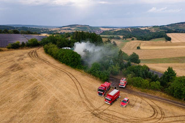 35 Rundballen in Vollbrand Am 14.07.2026 gerieten in Oberstreit gegen 15:15 Uhr 35 Rundballen in Vollbrand. Die Feuerwehr Oberstreit und die Stützpunktwehr Waldböckelheim rückten mit mehreren Tanklöschfahrzeugen der VG Rüdesheim an, die starke Rauchentwicklung führte zur Sperrung der Landesstraße L234. Der betroffene Landwirt unterstützte die Löscharbeiten mit seinem eigenen Teleskoplader. Wehrleiter Christian Vollmer sprach von Einsatzkräften am Limit, da es der dritte Brandeinsatz des Tages war, die Brandursache war zum Zeitpunkt noch unklar, die Polizei ermittelt. Oberstreit rheinland-Pfalz Deutschland *** 35 Round Bales Ablaze On July 14, 2026, at around 3:15 p.m., 35 round bales caught fire in Oberstreit. The Oberstreit Fire