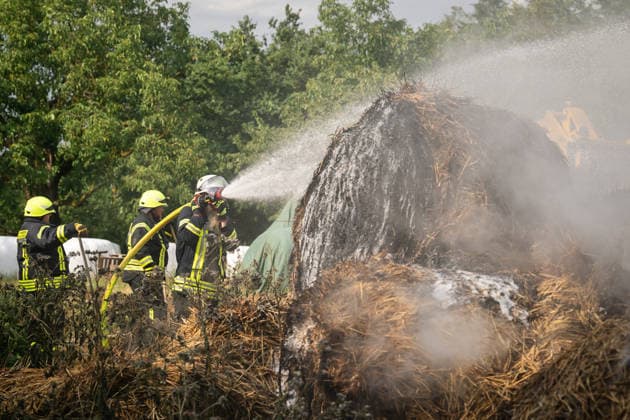35 Rundballen in Vollbrand Am 14.07.2026 gerieten in Oberstreit gegen 15:15 Uhr 35 Rundballen in Vollbrand. Die Feuerwehr Oberstreit und die Stützpunktwehr Waldböckelheim rückten mit mehreren Tanklöschfahrzeugen der VG Rüdesheim an, die starke Rauchentwicklung führte zur Sperrung der Landesstraße L234. Der betroffene Landwirt unterstützte die Löscharbeiten mit seinem eigenen Teleskoplader. Wehrleiter Christian Vollmer sprach von Einsatzkräften am Limit, da es der dritte Brandeinsatz des Tages war, die Brandursache war zum Zeitpunkt noch unklar, die Polizei ermittelt. Oberstreit rheinland-Pfalz Deutschland *** 35 Round Bales Ablaze On July 14, 2026, at around 3:15 p.m., 35 round bales caught fire in Oberstreit. The Oberstreit Fire