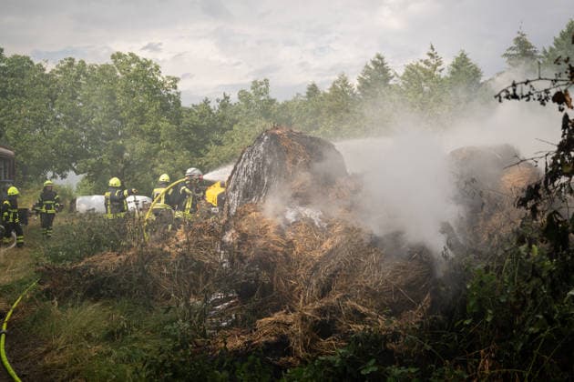35 Rundballen in Vollbrand Am 14.07.2026 gerieten in Oberstreit gegen 15:15 Uhr 35 Rundballen in Vollbrand. Die Feuerwehr Oberstreit und die Stützpunktwehr Waldböckelheim rückten mit mehreren Tanklöschfahrzeugen der VG Rüdesheim an, die starke Rauchentwicklung führte zur Sperrung der Landesstraße L234. Der betroffene Landwirt unterstützte die Löscharbeiten mit seinem eigenen Teleskoplader. Wehrleiter Christian Vollmer sprach von Einsatzkräften am Limit, da es der dritte Brandeinsatz des Tages war, die Brandursache war zum Zeitpunkt noch unklar, die Polizei ermittelt. Oberstreit rheinland-Pfalz Deutschland *** 35 Round Bales Ablaze On July 14, 2026, at around 3:15 p.m., 35 round bales caught fire in Oberstreit. The Oberstreit Fire