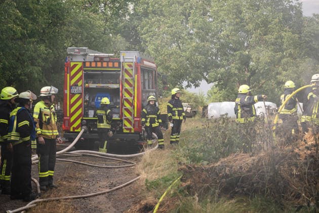 35 Rundballen in Vollbrand Am 14.07.2026 gerieten in Oberstreit gegen 15:15 Uhr 35 Rundballen in Vollbrand. Die Feuerwehr Oberstreit und die Stützpunktwehr Waldböckelheim rückten mit mehreren Tanklöschfahrzeugen der VG Rüdesheim an, die starke Rauchentwicklung führte zur Sperrung der Landesstraße L234. Der betroffene Landwirt unterstützte die Löscharbeiten mit seinem eigenen Teleskoplader. Wehrleiter Christian Vollmer sprach von Einsatzkräften am Limit, da es der dritte Brandeinsatz des Tages war, die Brandursache war zum Zeitpunkt noch unklar, die Polizei ermittelt. Oberstreit rheinland-Pfalz Deutschland *** 35 Round Bales Ablaze On July 14, 2026, at around 3:15 p.m., 35 round bales caught fire in Oberstreit. The Oberstreit Fire