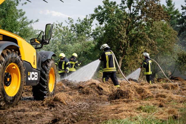 35 Rundballen in Vollbrand Am 14.07.2026 gerieten in Oberstreit gegen 15:15 Uhr 35 Rundballen in Vollbrand. Die Feuerwehr Oberstreit und die Stützpunktwehr Waldböckelheim rückten mit mehreren Tanklöschfahrzeugen der VG Rüdesheim an, die starke Rauchentwicklung führte zur Sperrung der Landesstraße L234. Der betroffene Landwirt unterstützte die Löscharbeiten mit seinem eigenen Teleskoplader. Wehrleiter Christian Vollmer sprach von Einsatzkräften am Limit, da es der dritte Brandeinsatz des Tages war, die Brandursache war zum Zeitpunkt noch unklar, die Polizei ermittelt. Oberstreit rheinland-Pfalz Deutschland *** 35 Round Bales Ablaze On July 14, 2026, at around 3:15 p.m., 35 round bales caught fire in Oberstreit. The Oberstreit Fire
