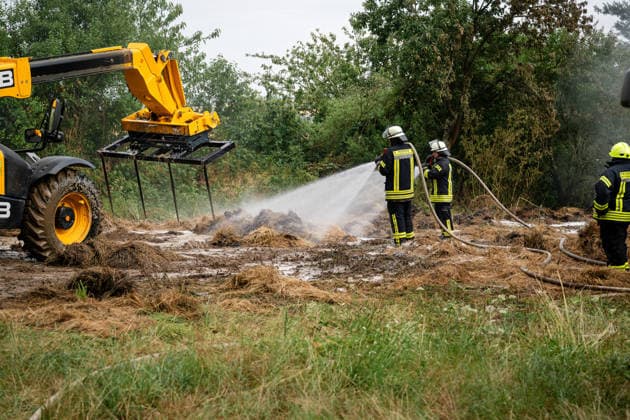 35 Rundballen in Vollbrand Am 14.07.2026 gerieten in Oberstreit gegen 15:15 Uhr 35 Rundballen in Vollbrand. Die Feuerwehr Oberstreit und die Stützpunktwehr Waldböckelheim rückten mit mehreren Tanklöschfahrzeugen der VG Rüdesheim an, die starke Rauchentwicklung führte zur Sperrung der Landesstraße L234. Der betroffene Landwirt unterstützte die Löscharbeiten mit seinem eigenen Teleskoplader. Wehrleiter Christian Vollmer sprach von Einsatzkräften am Limit, da es der dritte Brandeinsatz des Tages war, die Brandursache war zum Zeitpunkt noch unklar, die Polizei ermittelt. Oberstreit rheinland-Pfalz Deutschland *** 35 Round Bales Ablaze On July 14, 2026, at around 3:15 p.m., 35 round bales caught fire in Oberstreit. The Oberstreit Fire