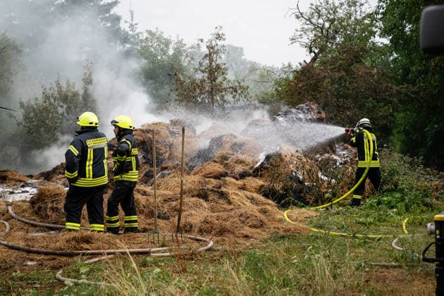 35 Rundballen in Vollbrand Am 14.07.2026 gerieten in Oberstreit gegen 15:15 Uhr 35 Rundballen in Vollbrand. Die Feuerwehr Oberstreit und die Stützpunktwehr Waldböckelheim rückten mit mehreren Tanklöschfahrzeugen der VG Rüdesheim an, die starke Rauchentwicklung führte zur Sperrung der Landesstraße L234. Der betroffene Landwirt unterstützte die Löscharbeiten mit seinem eigenen Teleskoplader. Wehrleiter Christian Vollmer sprach von Einsatzkräften am Limit, da es der dritte Brandeinsatz des Tages war, die Brandursache war zum Zeitpunkt noch unklar, die Polizei ermittelt. Oberstreit rheinland-Pfalz Deutschland *** 35 Round Bales Ablaze On July 14, 2026, at around 3:15 p.m., 35 round bales caught fire in Oberstreit. The Oberstreit Fire