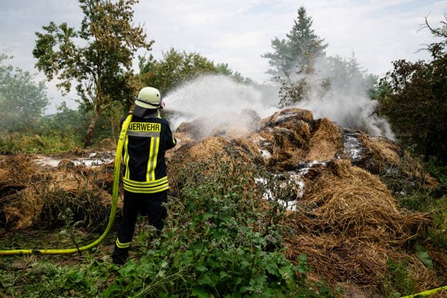 35 Rundballen in Vollbrand Am 14.07.2026 gerieten in Oberstreit gegen 15:15 Uhr 35 Rundballen in Vollbrand. Die Feuerwehr Oberstreit und die Stützpunktwehr Waldböckelheim rückten mit mehreren Tanklöschfahrzeugen der VG Rüdesheim an, die starke Rauchentwicklung führte zur Sperrung der Landesstraße L234. Der betroffene Landwirt unterstützte die Löscharbeiten mit seinem eigenen Teleskoplader. Wehrleiter Christian Vollmer sprach von Einsatzkräften am Limit, da es der dritte Brandeinsatz des Tages war, die Brandursache war zum Zeitpunkt noch unklar, die Polizei ermittelt. Oberstreit rheinland-Pfalz Deutschland *** 35 Round Bales Ablaze On July 14, 2026, at around 3:15 p.m., 35 round bales caught fire in Oberstreit. The Oberstreit Fire