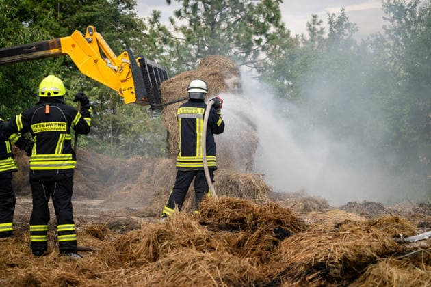 35 Rundballen in Vollbrand Am 14.07.2026 gerieten in Oberstreit gegen 15:15 Uhr 35 Rundballen in Vollbrand. Die Feuerwehr Oberstreit und die Stützpunktwehr Waldböckelheim rückten mit mehreren Tanklöschfahrzeugen der VG Rüdesheim an, die starke Rauchentwicklung führte zur Sperrung der Landesstraße L234. Der betroffene Landwirt unterstützte die Löscharbeiten mit seinem eigenen Teleskoplader. Wehrleiter Christian Vollmer sprach von Einsatzkräften am Limit, da es der dritte Brandeinsatz des Tages war, die Brandursache war zum Zeitpunkt noch unklar, die Polizei ermittelt. Oberstreit rheinland-Pfalz Deutschland *** 35 Round Bales Ablaze On July 14, 2026, at around 3:15 p.m., 35 round bales caught fire in Oberstreit. The Oberstreit Fire