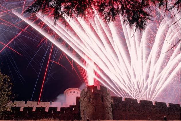 July 14, 2026, Carcassonne, Aude, France: Fireworks illuminate the medieval fortified city of Carcassonne during Bastille Day celebrations on France s National Day, Tuesday, July 14, 2026. The annual display, staged around the UNESCO World Heritage citadel, is one of the country s most renowned National Day celebrations. Carcassonne France  - ZUMAm277 20260714_zip_m277_001 Copyright: xPatrickxMuzartx