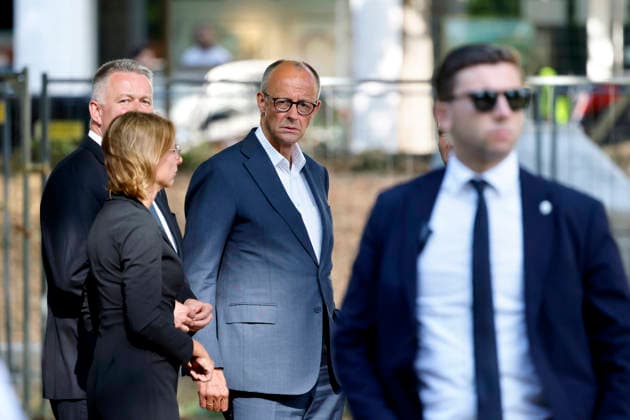 Politiker Gordon Schnieder (CDU), Ministerpräsident des Landes Rheinland-Pfalz, und Bundeskanzler Friedrich Merz (CDU) bei einer Baustellenbesichtigung im Kurpark anlässlich des fünften Jahrestag der Flutkatastrophe im Ahrtal. Die Flut in der Nacht vom 14. auf den 15. Juli 2021 in Rheinland-Pfalz und Nordrhein-Westfalen war eine der verheerendsten Naturkatastrophen in der jüngeren deutschen Geschichte. Bad Neuenahr-Ahrweiler, 14.07.2026 Rheinland-Pfalz Deutschland *** Politician Gordon Schnieder (CDU), Minister-President of the State of Rhineland-Palatinate, and Federal Chancellor Friedrich Merz (CDU) during a site visit to the spa gardens on the occasion of the fifth anniversary of the flood disaster in the Ahr Valley. The flood that o Copyright: xChristophxHardtx