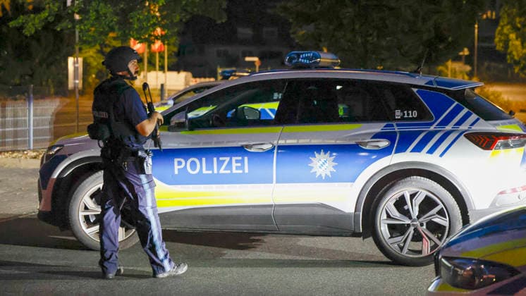 Polizeikräfte sind am Einsatzsammpunkt am DM-Markt in Würzburg. Der Großeinsatz läuft nach einer Meldung über Schussabgaben in der Unterdürrbacher Straße am Dienstagabend gegen 20:20 Uhr. Zentrale Einsatzdienste der Polizei sind mit starken Kräften vor Ort. Würzburg, Bayern, Deutschland. *** Police officers are at the command post at the DM Markt in Würzburg. The large-scale operation is underway following a report of gunshots on Unterdürrbacher Straße on Tuesday evening around 8:20 p.m. A large contingent of police emergency response units is on the scene in Würzburg, Bavaria, Germany. Copyright: HMBxMedia xHeikoxBecker