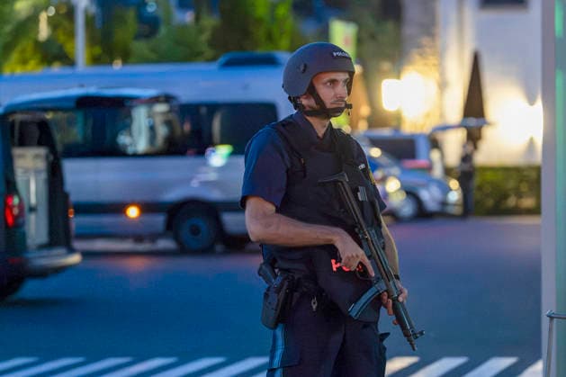 Polizeikräfte sind am Einsatzsammpunkt am DM-Markt in Würzburg. Der Großeinsatz läuft nach einer Meldung über Schussabgaben in der Unterdürrbacher Straße am Dienstagabend gegen 20:20 Uhr. Zentrale Einsatzdienste der Polizei sind mit starken Kräften vor Ort. Würzburg, Bayern, Deutschland. *** Police officers are at the command post at the DM Markt in Würzburg. The large-scale operation is underway following a report of gunshots on Unterdürrbacher Straße on Tuesday evening around 8:20 p.m. A large contingent of police emergency response units is on the scene in Würzburg, Bavaria, Germany. Copyright: HMBxMedia xHeikoxBecker