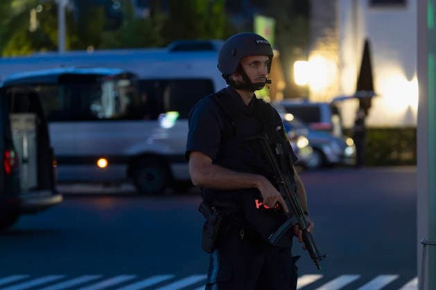 Polizeikräfte sind am Einsatzsammpunkt am DM-Markt in Würzburg. Der Großeinsatz läuft nach einer Meldung über Schussabgaben in der Unterdürrbacher Straße am Dienstagabend gegen 20:20 Uhr. Zentrale Einsatzdienste der Polizei sind mit starken Kräften vor Ort. Würzburg, Bayern, Deutschland. *** Police officers are at the command post at the DM Markt in Würzburg. The large-scale operation is underway following a report of gunshots on Unterdürrbacher Straße on Tuesday evening around 8:20 p.m. A large contingent of police emergency response units is on the scene in Würzburg, Bavaria, Germany. Copyright: HMBxMedia xHeikoxBecker