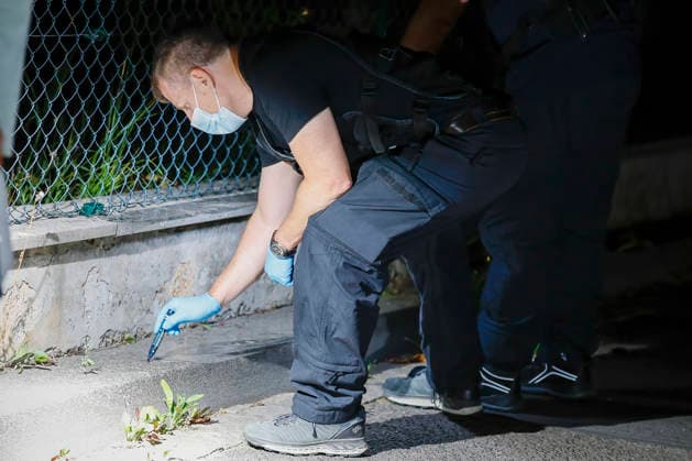Ein Ermittler der Kriminalpolizei markiert eine Spur mit einem Markierungsstift am Tatort. Mit sterilen blauen Handschuhen und Markierungsstift werden Spuren systematisch nummeriert und dokumentiert. Die Spurensicherung am Betonbereich dokumentiert die Schussabgaben des verdächtigen Mannes vom Dienstagabend in Würzburg. Unterdürrbacher Straße, Würzburg Unterdürrbach, Bayern, 14. Juli 2026. *** A criminal investigator marks a piece of evidence with a marker pen at the crime scene. Using sterile blue gloves and a marker pen, pieces of evidence are systematically numbered and documented. The evidence collection at the concrete area documents the shots fired by the suspect on Tuesday evening in Würzburg Unterdürracher Straße, Würzburg Unterdürr Copyright: HMBxMedia xHeikoxBecker