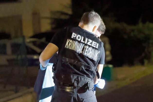 Die Aufnahme zeigt die spezialisierte Beweissicherung nach den Schussabgaben am Dienstagabend in Würzburg. Würzburg Unterdürrbach, Bayern, 14. Juli 2026. *** The photo shows the specialized evidence collection efforts following the gunshots on Tuesday evening in Würzburg-Unterdürrbach, Bavaria, July 14, 2026 Copyright: HMBxMedia xHeikoxBecker