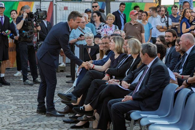 Gedenkveranstaltung Fünf Jahre Ahrtalflut - Bad Neuenahr-Ahrweiler Bürgermeister der Stadt Bad Neuenahr-Ahrweiler Pascal ROWALD (CDU) begrüßt die Gäste - Bundeskanzler Friedrich MERZ und Ministerpräsident Gordon SCHNIEDER gedenken gemeinsam mit Betroffenen und Angehörigen der 136 Todesopfer bei der Gedenkveranstaltung zum fünften Jahrestag der Flutkatastrophe im Ahrtal in Bad Neuenahr-Ahrweiler. Bad Neuenahr-Ahrweiler Rheinland-Pfalz Deutschland *** Commemoration Ceremony Marking Five Years Since the Ahr Valley Floods in Bad Neuenahr-Ahrweiler: Pascal ROWALD (CDU), mayor of Bad Neuenahr-Ahrweiler, welcomes the guests. Federal Chancellor Friedrich MERZ and Minister President Gordon SCHNIEDER join those affected and the families of t Copyright: xMarcxJohnx