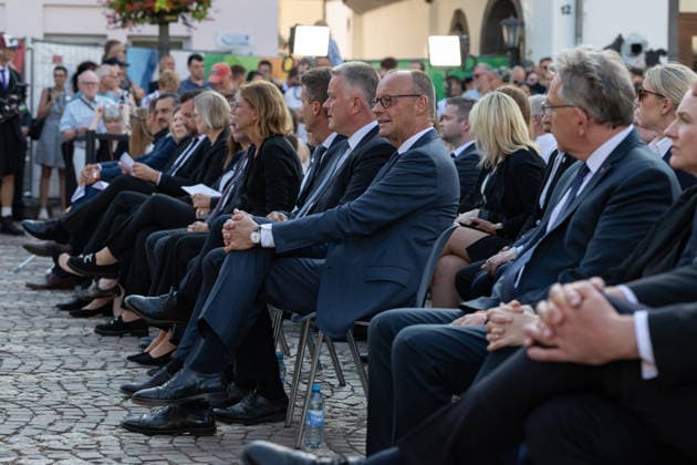 Gedenkveranstaltung Fünf Jahre Ahrtalflut - Bad Neuenahr-Ahrweiler Bundeskanzler Friedrich MERZ und Ministerpräsident Gordon SCHNIEDER gedenken gemeinsam mit Betroffenen und Angehörigen der 136 Todesopfer bei der Gedenkveranstaltung zum fünften Jahrestag der Flutkatastrophe im Ahrtal in Bad Neuenahr-Ahrweiler. Bad Neuenahr-Ahrweiler Rheinland-Pfalz Deutschland *** Commemoration Ceremony Marking Five Years Since the Ahr Valley Floods in Bad Neuenahr-Ahrweiler: Federal Chancellor Friedrich MERZ and Minister President Gordon SCHNIEDER join those affected and the families of the 136 victims at the commemoration ceremony marking the fifth anniversary of the flood disaster in the Ahr Valley in Bad Neuenahr-Ahrweiler, Rhineland-Palatinate, Ge Copyright: xMarcxJohnx