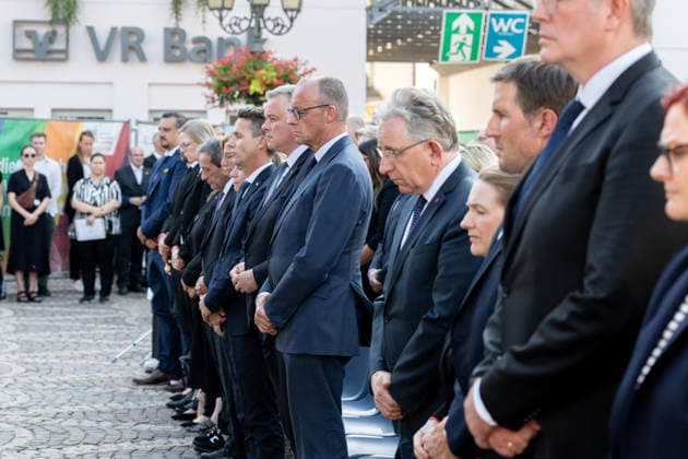 Gedenkveranstaltung Fünf Jahre Ahrtalflut - Bad Neuenahr-Ahrweiler Bundeskanzler Friedrich MERZ und Ministerpräsident Gordon SCHNIEDER gedenken gemeinsam mit Betroffenen und Angehörigen der 136 Todesopfer bei der Gedenkveranstaltung zum fünften Jahrestag der Flutkatastrophe im Ahrtal in Bad Neuenahr-Ahrweiler. Bad Neuenahr-Ahrweiler Rheinland-Pfalz Deutschland *** Commemoration Ceremony Marking Five Years Since the Ahr Valley Floods in Bad Neuenahr-Ahrweiler: Federal Chancellor Friedrich MERZ and Minister President Gordon SCHNIEDER join those affected and the families of the 136 victims at the commemoration ceremony marking the fifth anniversary of the flood disaster in the Ahr Valley in Bad Neuenahr-Ahrweiler, Rhineland-Palatinate, Ge Copyright: xMarcxJohnx