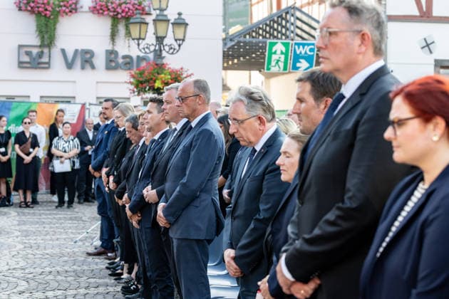 Gedenkveranstaltung Fünf Jahre Ahrtalflut - Bad Neuenahr-Ahrweiler Bundeskanzler Friedrich MERZ und Ministerpräsident Gordon SCHNIEDER gedenken gemeinsam mit Betroffenen und Angehörigen der 136 Todesopfer bei der Gedenkveranstaltung zum fünften Jahrestag der Flutkatastrophe im Ahrtal in Bad Neuenahr-Ahrweiler. Bad Neuenahr-Ahrweiler Rheinland-Pfalz Deutschland *** Commemoration Ceremony Marking Five Years Since the Ahr Valley Floods in Bad Neuenahr-Ahrweiler: Federal Chancellor Friedrich MERZ and Minister President Gordon SCHNIEDER join those affected and the families of the 136 victims at the commemoration ceremony marking the fifth anniversary of the flood disaster in the Ahr Valley in Bad Neuenahr-Ahrweiler, Rhineland-Palatinate, Ge Copyright: xMarcxJohnx