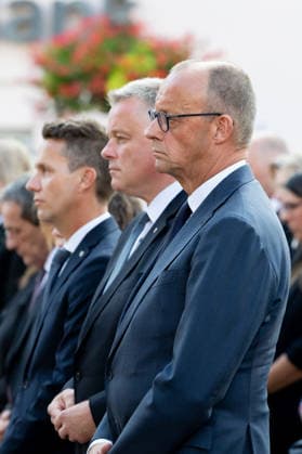 Gedenkveranstaltung Fünf Jahre Ahrtalflut - Bad Neuenahr-Ahrweiler Bürgermeister der Stadt Bad Neuenahr-Ahrweiler Pascal ROWALD (CDU), Ministerpräsident Rheinland-Pfalz Gordon SCHNIEDER (CDU) und Bundeskanzler Friedrich MERZ gedenken gemeinsam mit Betroffenen und Angehörigen der 136 Todesopfer bei der Gedenkveranstaltung zum fünften Jahrestag der Flutkatastrophe im Ahrtal in Bad Neuenahr-Ahrweiler. Bad Neuenahr-Ahrweiler Rheinland-Pfalz Deutschland *** Commemoration Ceremony Marking Five Years Since the Ahr Valley Floods in Bad Neuenahr-Ahrweiler: Pascal ROWALD (CDU), Mayor of Bad Neuenahr-Ahrweiler, Rhineland-Palatinate Minister-President Gordon SCHNIEDER (CDU), and Federal Chancellor Friedrich MERZ join those affected and the famili Copyright: xMarcxJohnx