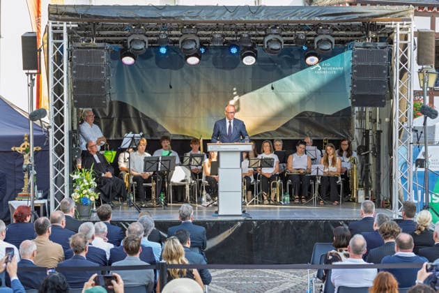 Gedenkveranstaltung Fünf Jahre Ahrtalflut - Bad Neuenahr-Ahrweiler Ansprache von Bundeskanzler Friedrich MERZ (CDU) - Bundeskanzler Friedrich MERZ und Ministerpräsident Gordon SCHNIEDER gedenken gemeinsam mit Betroffenen und Angehörigen der 136 Todesopfer bei der Gedenkveranstaltung zum fünften Jahrestag der Flutkatastrophe im Ahrtal in Bad Neuenahr-Ahrweiler. Bad Neuenahr-Ahrweiler Rheinland-Pfalz Deutschland *** Commemoration Ceremony Marking Five Years Since the Ahr Valley Flood in Bad Neuenahr-Ahrweiler: Address by Federal Chancellor Friedrich MERZ (CDU) Federal Chancellor Friedrich MERZ and Minister President Gordon SCHNIEDER join those affected and the families of the 136 victims at the commemoration ceremony marking the fifth an Copyright: xMarcxJohnx