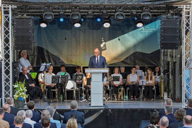 Gedenkveranstaltung Fünf Jahre Ahrtalflut - Bad Neuenahr-Ahrweiler Ansprache von Bundeskanzler Friedrich MERZ (CDU) - Bundeskanzler Friedrich MERZ und Ministerpräsident Gordon SCHNIEDER gedenken gemeinsam mit Betroffenen und Angehörigen der 136 Todesopfer bei der Gedenkveranstaltung zum fünften Jahrestag der Flutkatastrophe im Ahrtal in Bad Neuenahr-Ahrweiler. Bad Neuenahr-Ahrweiler Rheinland-Pfalz Deutschland *** Commemoration Ceremony Marking Five Years Since the Ahr Valley Flood in Bad Neuenahr-Ahrweiler: Address by Federal Chancellor Friedrich MERZ (CDU) Federal Chancellor Friedrich MERZ and Minister President Gordon SCHNIEDER join those affected and the families of the 136 victims at the commemoration ceremony marking the fifth an Copyright: xMarcxJohnx