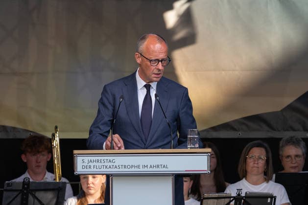 Gedenkveranstaltung Fünf Jahre Ahrtalflut - Bad Neuenahr-Ahrweiler Ansprache von Bundeskanzler Friedrich MERZ (CDU) - Bundeskanzler Friedrich MERZ und Ministerpräsident Gordon SCHNIEDER gedenken gemeinsam mit Betroffenen und Angehörigen der 136 Todesopfer bei der Gedenkveranstaltung zum fünften Jahrestag der Flutkatastrophe im Ahrtal in Bad Neuenahr-Ahrweiler. Bad Neuenahr-Ahrweiler Rheinland-Pfalz Deutschland *** Commemoration Ceremony Marking Five Years Since the Ahr Valley Flood in Bad Neuenahr-Ahrweiler: Address by Federal Chancellor Friedrich MERZ (CDU) Federal Chancellor Friedrich MERZ and Minister President Gordon SCHNIEDER join those affected and the families of the 136 victims at the commemoration ceremony marking the fifth an Copyright: xMarcxJohnx