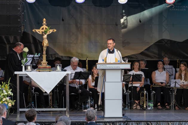 Gedenkveranstaltung Fünf Jahre Ahrtalflut - Bad Neuenahr-Ahrweiler Ökumenischer Gottesdienst - Bundeskanzler Friedrich MERZ und Ministerpräsident Gordon SCHNIEDER gedenken gemeinsam mit Betroffenen und Angehörigen der 136 Todesopfer bei der Gedenkveranstaltung zum fünften Jahrestag der Flutkatastrophe im Ahrtal in Bad Neuenahr-Ahrweiler. Bad Neuenahr-Ahrweiler Rheinland-Pfalz Deutschland *** Commemoration Ceremony Marking Five Years Since the Ahr Valley Floods in Bad Neuenahr-Ahrweiler: Ecumenical Service—Chancellor Friedrich MERZ and Minister President Gordon SCHNIEDER join those affected and the families of the 136 victims at the commemoration ceremony marking the fifth anniversary of the flood disasterin the Ahr Valley in Bad Neuen Copyright: xMarcxJohnx