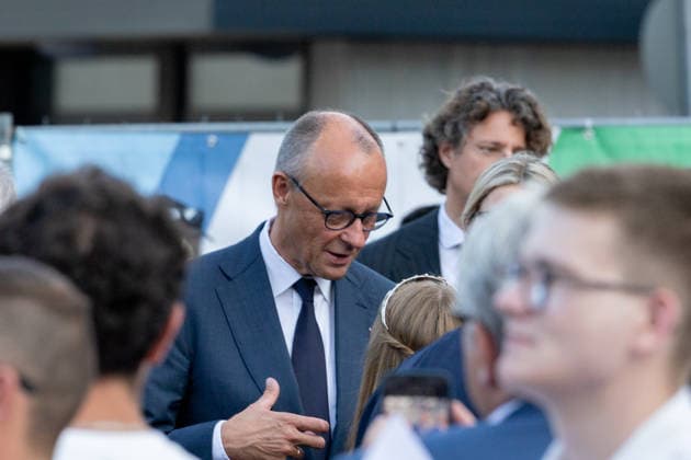 Gedenkveranstaltung Fünf Jahre Ahrtalflut - Bad Neuenahr-Ahrweiler Bundeskanzler Friedrich MERZ (CDU) im Gespräch mit Gästen - Bundeskanzler Friedrich MERZ und Ministerpräsident Gordon SCHNIEDER gedenken gemeinsam mit Betroffenen und Angehörigen der 136 Todesopfer bei der Gedenkveranstaltung zum fünften Jahrestag der Flutkatastrophe im Ahrtal in Bad Neuenahr-Ahrweiler. Bad Neuenahr-Ahrweiler Rheinland-Pfalz Deutschland *** Commemoration Ceremony Marking Five Years Since the Ahr Valley Flood in Bad Neuenahr-Ahrweiler: Federal Chancellor Friedrich MERZ (CDU) in conversation with guests; Federal Chancellor Friedrich MERZ and Minister President Gordon SCHNIEDER join those affected and the families of the 136 victims at the commemoration Copyright: xMarcxJohnx