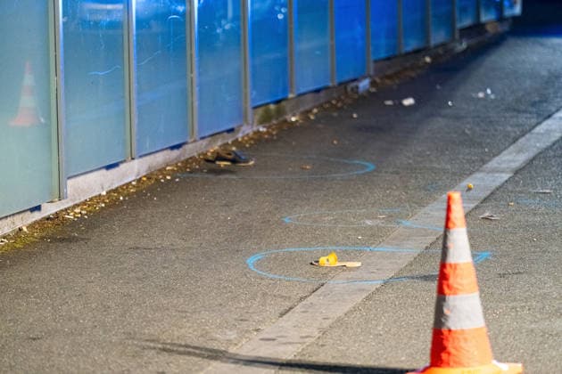 Ehemann tötet Ehefrau mit Schnittwaffe Zeugen überwältigen Angreifer Am 14.07.2026 kam es gegen 21:00 Uhr in Kelkheim (Taunus) auf der Frankfurter Straße zu einem Tötungsdelikt. Ein Mann griff seine Ehefrau mit einer Schnittwaffe an und fügte ihr eine Schnittverletzung zu, an der sie noch vor Ort verstarb. Zeugen überwältigten den Angreifer und hielten ihn bis zum Eintreffen der Polizei fest. Der Tatverdächtige wurde bei seiner Festnahme verletzt. Ermittlungs- und Spurensicherungsmaßnahmen liefen zum Zeitpunkt der Meldung noch an. Kelkheim Hessen Deutschland *** Husband Kills Wife with a Bladed Weapon; Witnesses Subdue Attacker On July 14, 2026, at approximately 9:00 p.m., a homicide occurred on Frankfurter Straße in Kelkheim