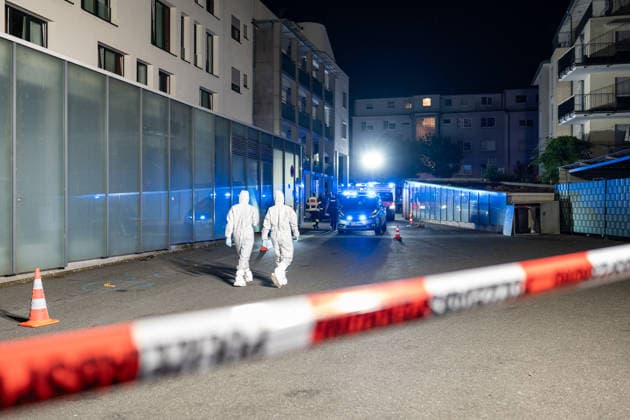 Ehemann tötet Ehefrau mit Schnittwaffe Zeugen überwältigen Angreifer Am 14.07.2026 kam es gegen 21:00 Uhr in Kelkheim (Taunus) auf der Frankfurter Straße zu einem Tötungsdelikt. Ein Mann griff seine Ehefrau mit einer Schnittwaffe an und fügte ihr eine Schnittverletzung zu, an der sie noch vor Ort verstarb. Zeugen überwältigten den Angreifer und hielten ihn bis zum Eintreffen der Polizei fest. Der Tatverdächtige wurde bei seiner Festnahme verletzt. Ermittlungs- und Spurensicherungsmaßnahmen liefen zum Zeitpunkt der Meldung noch an. Kelkheim Hessen Deutschland *** Husband Kills Wife with a Bladed Weapon; Witnesses Subdue Attacker On July 14, 2026, at approximately 9:00 p.m., a homicide occurred on Frankfurter Straße in Kelkheim
