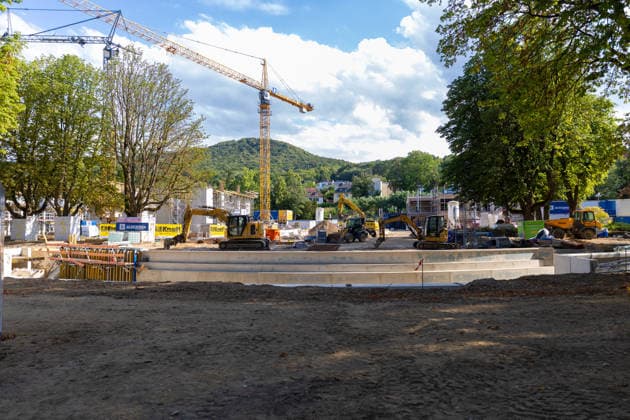 Besuch im Kurpark Bad Neuenahr-Ahrweiler - Fünf Jahre Ahrtalflut Bundeskanzler Friedrich MERZ und Ministerpräsident Gordon SCHNIEDER im Gespräch mit Ehrenamtlichen und Gewerbetreibenden im Kurpark Bad Neuenahr-Ahrweiler. Beim Besuch zum fünften Jahrestag der Flutkatastrophe im Ahrtal informierten sie sich über den Stand des Wiederaufbaus. Bad Neuenahr-Ahrweiler Rheinland-Pfalz Deutschland *** Visit to the Spa Park in Bad Neuenahr-Ahrweiler: Five Years Since the Ahr Valley Floods. Federal Chancellor Friedrich MERZ and Minister President Gordon SCHNIEDER speaking with volunteers and business owners in the Spa Park in Bad Neuenahr-Ahrweiler. During their visit to mark the fifth anniversary of the flood disaster in the AhrValley, they wer Copyright: xMarcxJohnx