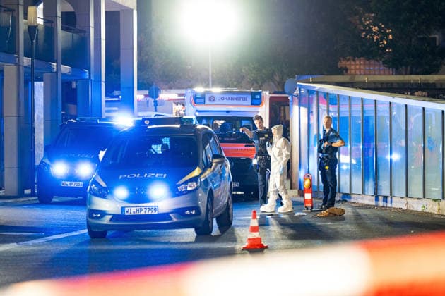 Ehemann tötet Ehefrau mit Schnittwaffe Zeugen überwältigen Angreifer Am 14.07.2026 kam es gegen 21:00 Uhr in Kelkheim (Taunus) auf der Frankfurter Straße zu einem Tötungsdelikt. Ein Mann griff seine Ehefrau mit einer Schnittwaffe an und fügte ihr eine Schnittverletzung zu, an der sie noch vor Ort verstarb. Zeugen überwältigten den Angreifer und hielten ihn bis zum Eintreffen der Polizei fest. Der Tatverdächtige wurde bei seiner Festnahme verletzt. Ermittlungs- und Spurensicherungsmaßnahmen liefen zum Zeitpunkt der Meldung noch an. Kelkheim Hessen Deutschland *** Husband Kills Wife with a Bladed Weapon; Witnesses Subdue Attacker On July 14, 2026, at approximately 9:00 p.m., a homicide occurred on Frankfurter Straße in Kelkheim