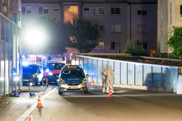 Ehemann tötet Ehefrau mit Schnittwaffe Zeugen überwältigen Angreifer Am 14.07.2026 kam es gegen 21:00 Uhr in Kelkheim (Taunus) auf der Frankfurter Straße zu einem Tötungsdelikt. Ein Mann griff seine Ehefrau mit einer Schnittwaffe an und fügte ihr eine Schnittverletzung zu, an der sie noch vor Ort verstarb. Zeugen überwältigten den Angreifer und hielten ihn bis zum Eintreffen der Polizei fest. Der Tatverdächtige wurde bei seiner Festnahme verletzt. Ermittlungs- und Spurensicherungsmaßnahmen liefen zum Zeitpunkt der Meldung noch an. Kelkheim Hessen Deutschland *** Husband Kills Wife with a Bladed Weapon; Witnesses Subdue Attacker On July 14, 2026, at approximately 9:00 p.m., a homicide occurred on Frankfurter Straße in Kelkheim