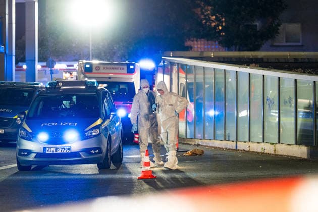 Ehemann tötet Ehefrau mit Schnittwaffe Zeugen überwältigen Angreifer Am 14.07.2026 kam es gegen 21:00 Uhr in Kelkheim (Taunus) auf der Frankfurter Straße zu einem Tötungsdelikt. Ein Mann griff seine Ehefrau mit einer Schnittwaffe an und fügte ihr eine Schnittverletzung zu, an der sie noch vor Ort verstarb. Zeugen überwältigten den Angreifer und hielten ihn bis zum Eintreffen der Polizei fest. Der Tatverdächtige wurde bei seiner Festnahme verletzt. Ermittlungs- und Spurensicherungsmaßnahmen liefen zum Zeitpunkt der Meldung noch an. Kelkheim Hessen Deutschland *** Husband Kills Wife with a Bladed Weapon; Witnesses Subdue Attacker On July 14, 2026, at approximately 9:00 p.m., a homicide occurred on Frankfurter Straße in Kelkheim
