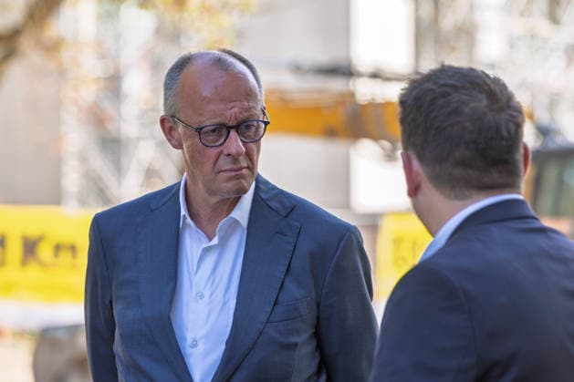 Besuch im Kurpark Bad Neuenahr-Ahrweiler - Fünf Jahre Ahrtalflut Bundeskanzler Friedrich MERZ und Ministerpräsident Gordon SCHNIEDER im Gespräch mit Ehrenamtlichen und Gewerbetreibenden im Kurpark Bad Neuenahr-Ahrweiler. Beim Besuch zum fünften Jahrestag der Flutkatastrophe im Ahrtal informierten sie sich über den Stand des Wiederaufbaus. Bad Neuenahr-Ahrweiler Rheinland-Pfalz Deutschland *** Visit to the Spa Park in Bad Neuenahr-Ahrweiler: Five Years Since the Ahr Valley Floods. Federal Chancellor Friedrich MERZ and Minister President Gordon SCHNIEDER speaking with volunteers and business owners in the Spa Park in Bad Neuenahr-Ahrweiler. During their visit to mark the fifth anniversary of the flood disaster in the AhrValley, they wer Copyright: xMarcxJohnx
