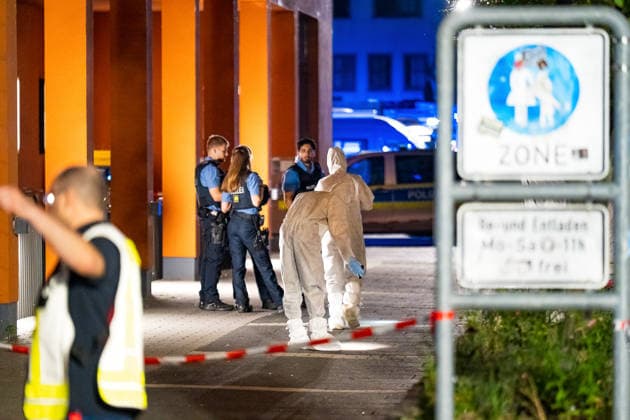 Ehemann tötet Ehefrau mit Schnittwaffe Zeugen überwältigen Angreifer Am 14.07.2026 kam es gegen 21:00 Uhr in Kelkheim (Taunus) auf der Frankfurter Straße zu einem Tötungsdelikt. Ein Mann griff seine Ehefrau mit einer Schnittwaffe an und fügte ihr eine Schnittverletzung zu, an der sie noch vor Ort verstarb. Zeugen überwältigten den Angreifer und hielten ihn bis zum Eintreffen der Polizei fest. Der Tatverdächtige wurde bei seiner Festnahme verletzt. Ermittlungs- und Spurensicherungsmaßnahmen liefen zum Zeitpunkt der Meldung noch an. Kelkheim Hessen Deutschland *** Husband Kills Wife with a Bladed Weapon; Witnesses Subdue Attacker On July 14, 2026, at approximately 9:00 p.m., a homicide occurred on Frankfurter Straße in Kelkheim