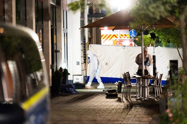 Ehemann tötet Ehefrau mit Schnittwaffe Zeugen überwältigen Angreifer Am 14.07.2026 kam es gegen 21:00 Uhr in Kelkheim (Taunus) auf der Frankfurter Straße zu einem Tötungsdelikt. Ein Mann griff seine Ehefrau mit einer Schnittwaffe an und fügte ihr eine Schnittverletzung zu, an der sie noch vor Ort verstarb. Zeugen überwältigten den Angreifer und hielten ihn bis zum Eintreffen der Polizei fest. Der Tatverdächtige wurde bei seiner Festnahme verletzt. Ermittlungs- und Spurensicherungsmaßnahmen liefen zum Zeitpunkt der Meldung noch an. Kelkheim Hessen Deutschland *** Husband Kills Wife with a Bladed Weapon; Witnesses Subdue Attacker On July 14, 2026, at approximately 9:00 p.m., a homicide occurred on Frankfurter Straße in Kelkheim