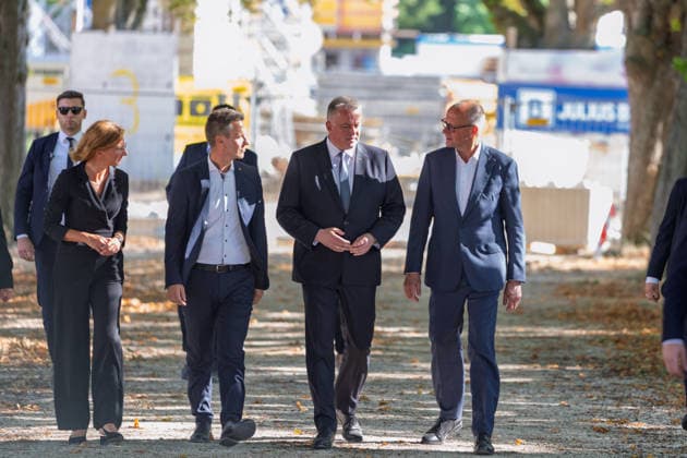 Besuch im Kurpark Bad Neuenahr-Ahrweiler - Fünf Jahre Ahrtalflut Stellvertretende Ministerpräsidentin Rheinland-Pfalz Sabine BÄTZING-LICHTENTHÄLER (SPD), Bürgermeister der Stadt Bad Neuenahr-Ahrweiler Pascal ROWALD (CDU), Ministerpräsident Rheinland-Pfalz Gordon SCHNIEDER (CDU) und Bundeskanzler Friedrich MERZ im Gespräch mit Ehrenamtlichen und Gewerbetreibenden im Kurpark Bad Neuenahr-Ahrweiler. Beim Besuch zum fünften Jahrestag der Flutkatastrophe im Ahrtal informierten sie sich über den Stand des Wiederaufbaus. Bad Neuenahr-Ahrweiler Rheinland-Pfalz Deutschland *** Visit to the Bad Neuenahr-Ahrweiler Spa Park: Five Years Since the Ahr Valley Floods. Sabine BÄTZING LICHTENTHÄLER, SPD, Deputy Minister-President of Rhineland-Palat Copyright: xMarcxJohnx