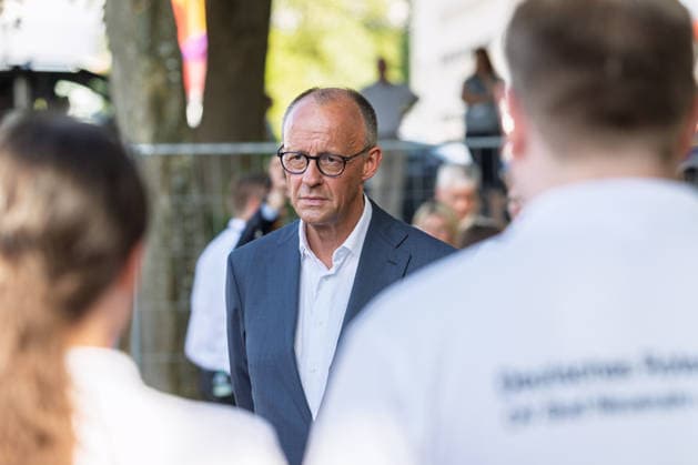 Besuch im Kurpark Bad Neuenahr-Ahrweiler - Fünf Jahre Ahrtalflut Bundeskanzler Friedrich MERZ im Gespräch mit Ehrenamtlichen und Gewerbetreibenden im Kurpark Bad Neuenahr-Ahrweiler. Beim Besuch zum fünften Jahrestag der Flutkatastrophe im Ahrtal informierten sie sich über den Stand des Wiederaufbaus. Bad Neuenahr-Ahrweiler Rheinland-Pfalz Deutschland *** Visit to the Spa Park in Bad Neuenahr-Ahrweiler: Five Years Since the Ahr Valley Floods. Federal Chancellor Friedrich MERZ in conversation with volunteers and business owners at the Spa Park in Bad Neuenahr-Ahrweiler. During his visit to mark the fifth anniversary of the flood disaster in the Ahr Valley, he was briefed on the status of the reconstruction efforts in Bad Neuenahr-Ahrweil Copyright: xMarcxJohnx