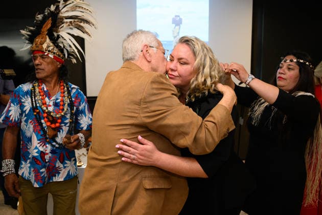 RAPA NUI ANCESTORS RETURN, Laura McBride, Director First Nations at the Australian Museum is presented a gift from Uncle Carlos Paoa, President of Rapa Nui Council of Elders (left) and Vaitiare Pakarati, Rapa Nui artist and delegation member during a ceremony to formally return 17 Rapa Nui ancestors and a sample of human hair to Te Mau Hatu o Rapa Nui (Easter Island) representatives at the Australian Museum, in Sydney, Wednesday, July 15, 2026. ( NO ARCHIVING SYDNEY NEW SOUTH WALES AUSTRALIA  Copyright: xDANxHIMBRECHTSx 20260715126211102781
