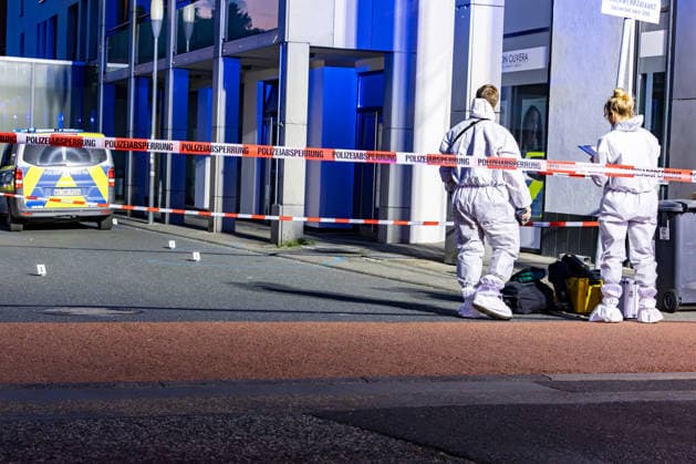 Gewalttat in Kelkheim 15.07.2026: Am Marktplatz in Kelkheim (Taunus) hat sich am Dienstag eine Gewalttat ereignet, bei der eine weibliche Person tödlich verletzt wurde. Die Spurensicherung der Kriminalpolizei sichert den Tatort, der abgesperrt ist. Kelkheim Marktplatz Hessen Deutschland *** Violent Incident in Kelkheim, July 15, 2026 A violent incident occurred on Tuesday at the market square in Kelkheim, Taunus, in which a woman was fatally injured. The criminal investigation department’s forensic team is securing the crime scene, which has been cordoned off. Kelkheim Market Square, Hesse, Germany