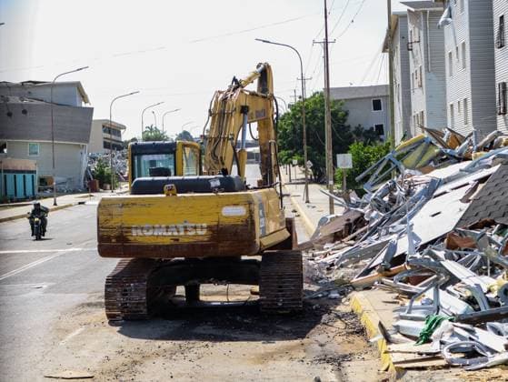 La Guaira Continues Controlled Demolition and Debris Removal After Earthquake PLAYA GRANDE, LA GUAIRA, VENEZUELA JULY 14, 2026: Excavators and civil carry out controlled demolition and debris removal operations in the coastal community of Playa Grande, one of the areas hardest hit by the earthquake that struck northern Venezuela 20 days earlier. The operations have entered the recovery phase, focusing on clearing major roads blocked by collapsed residential buildings to restore access and mobility for residents as reconstruction efforts continue. La Guaira Venezuela (Bolivarian Republic of) Copyright: x xMarioxFloresx xJNAxPressx