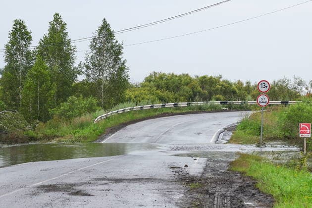 RUSSIA, SVERDLOVSK REGION - JULY 15, 2026: Floodwater reaches a road to the village of Kilachevskoye, southwest of Irbit Russia  - ZUMAt113 20260715_zaa_t113_010 Copyright: xDonatxSorokinx