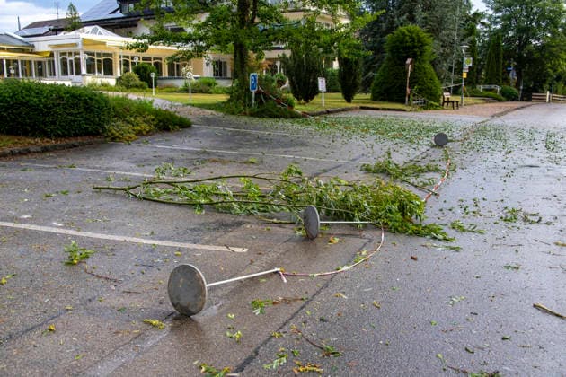 15.07.2026, Bad Wörishofen, Unterallgäu, Schäden nach dem heftigen Gewittersturm mit Hagel am vergangenen Abend über der Stadt Bad Wörishofen im Unterallgäu (Bayern). Abgebrochene Äste liegen auf dem Boden, hier beim Schwermer-Cafe. 15.07.2026, Gewitter 15.07.2026, Gewitter *** July 15, 2026, Bad Wörishofen, Unterallgäu, Damage following the violent thunderstorm with hail last evening over the town of Bad Wörishofen in Unterallgäu, Bavaria. Broken branches lie on the ground, here near the Schwermer Cafe, July 15, 2026, Thunderstorm July 15, 2026, Thunderstorm