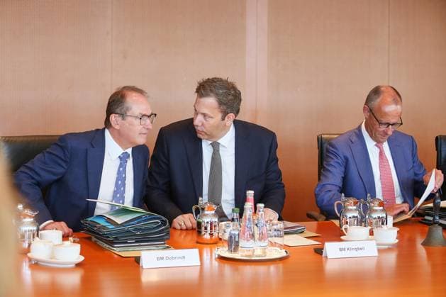Berlin, Deutschland, 15.07.2026: Bundeskanzleramt: 52. Kabinettssitzung: Bundesminister des Innern Alexander Dobrindt (CSU), Bundesminister der Finanzen Lars Klingbeil (SPD) und Bundeskanzler Friedrich Merz (CDU) *** Berlin, Germany, July 15, 2026, Federal Chancellery, 52nd Cabinet Meeting: Federal Minister of the Interior Alexander Dobrindt (CSU), Federal Minister of Finance Lars Klingbeil (SPD), and Federal Chancellor Friedrich Merz (CDU) Copyright: xdtsxNachrichtenagenturx dts_127669