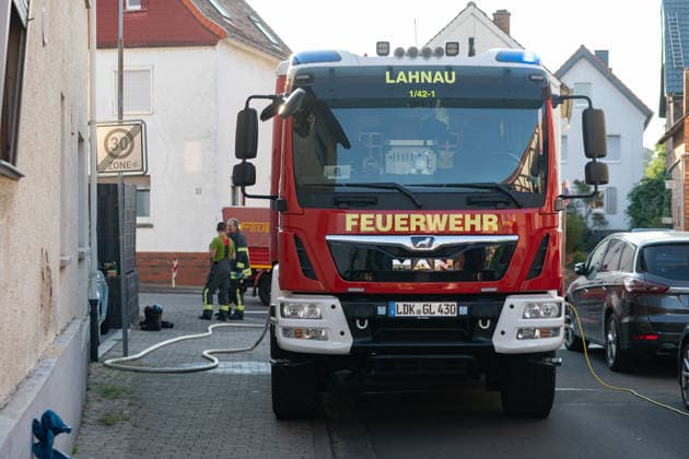 Gebäudebrand in frühen Morgenstunden Die Feuerwehr Lahnau wurde nach Informationen von Gemeindebrandinspektor Sebastian Schneider am Mittwoch, 17.07.2026, um 05:30 Uhr zu einem Gebäudebrand in den Ortsteil Waldgirmes alarmiert. Beim Eintreffen der Feuerwehr wurden stark verrauchte Rollläden festgestellt, Flammen waren bereits sichtbar. Wegen der Hohen Hitze konnte die Feuerwehr den Brand erst nur von außen bekämpfen, später gelang es den Brand unter Kontrolle zu bringen. Personen wurden nicht verletzt. die Bewohner konnten sich rechtzeitig retten. Es waren 50 Einsatzkräfte der Feuerwehren Lahnau und Wetzlar vor Ort. Lahnau Waldgirmes Hessen Deutschland *** Building Fire in the Early Morning Hours According to municipal fire inspecto